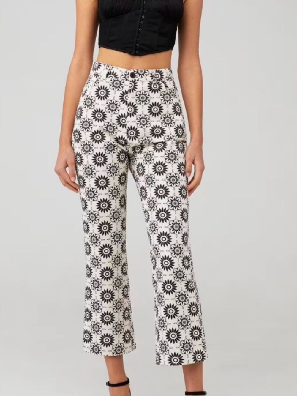 Rolla's Plaza Bootcut Crop Pants Women's Cream/Black
Floral Print High Rise S